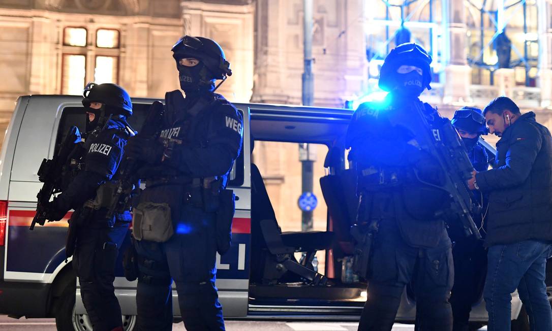 Policiais armados no centro de Viena após o ataque que deixou quatro mortos Foto: Joe Klamar / AFP