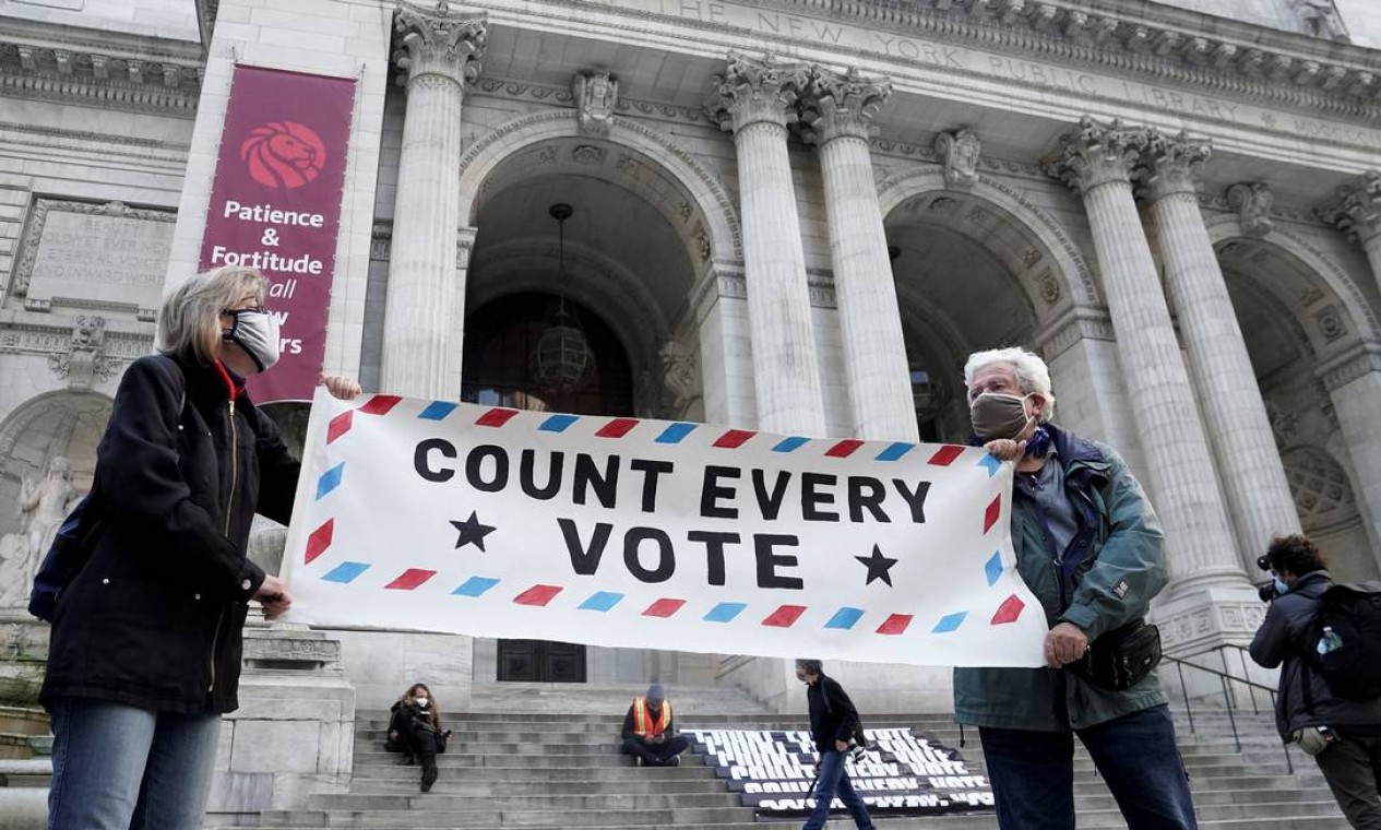 Em Manhattan, manifestantes exibem cartaz em que pedem a contagem completa dos votos para definir resultado da eleição presidencial Foto: CARLO ALLEGRI / REUTERS