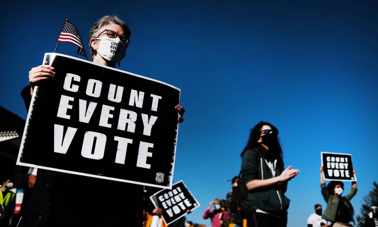 As pessoas participam de um protesto em apoio à contagem de todos os votos na Filadélfia, Pensilvânia, onde contagem continua em curso Foto: SPENCER PLATT / AFP