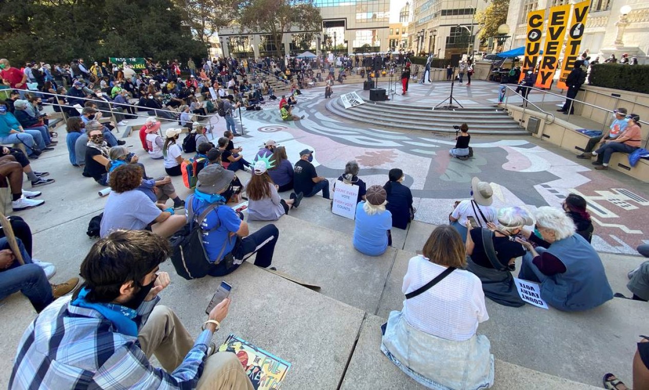 As pessoas participam de um ato para exigir democracia e que todos os votos sejam contados, em Oakland, Califórnia Foto: JANE LEE / REUTERS