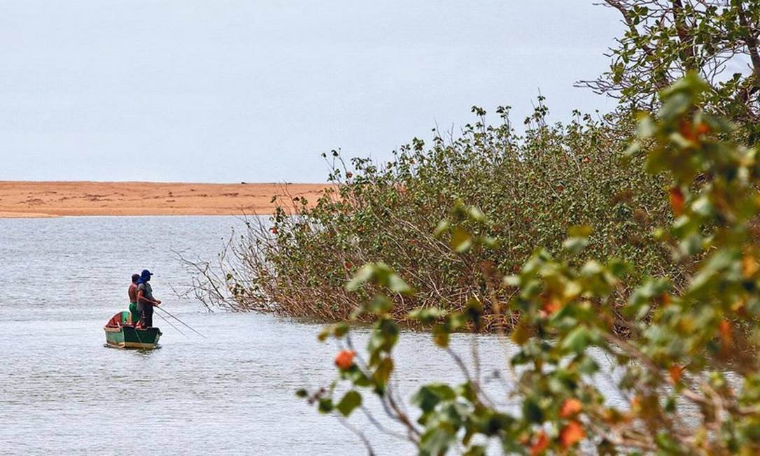 Pescadores no rio Doce: concentração do rejeito do minério da Samarco na região não foi reduzida e sedimentos se deslocam rumo a Abrolhos Foto: Tânia Rêgo/Agência Brasil