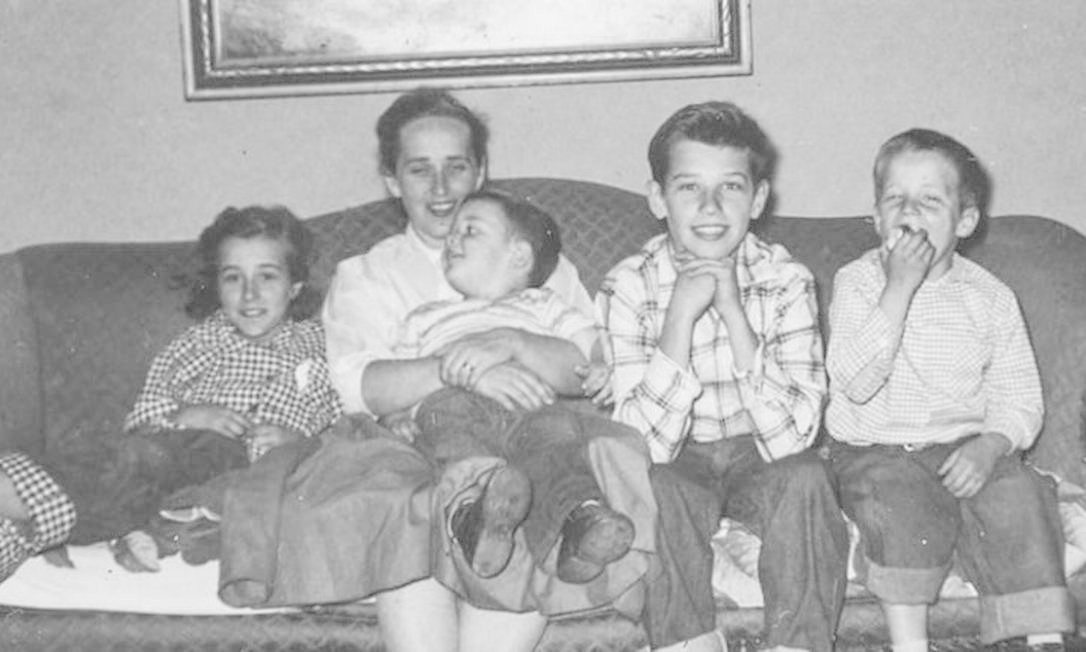 Joe Biden, con su madre, Catherine, y sus hermanos, en su infancia, en Scranton, Pensilvania, Foto: Revelación