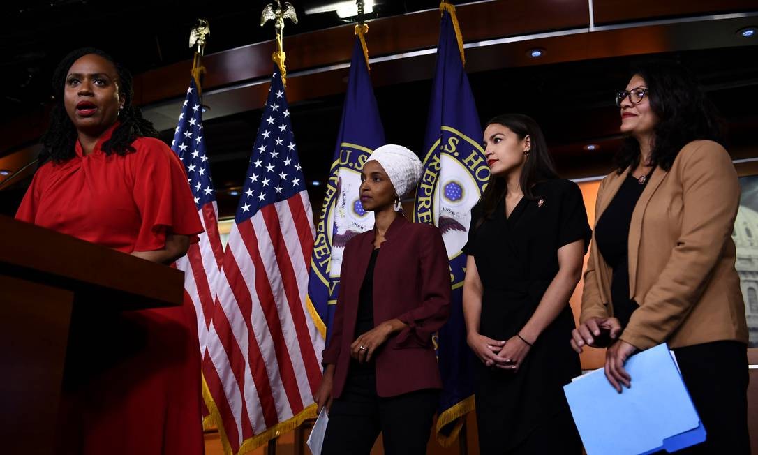 Da direita para a esquerda: Ayanna Pressley, Ilhan Omar, Alexandra Ocasio-Cortez e Rashida Tlaib. Foto: BRENDAN SMIALOWSKI / AFP