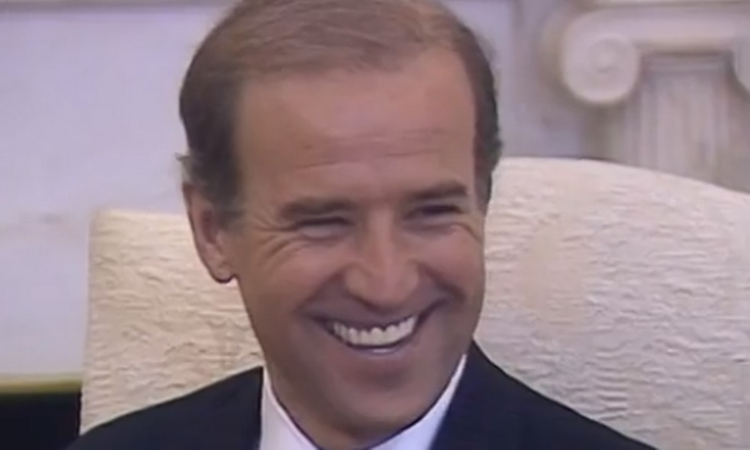En 1987, Biden se postuló para presidente de los Estados Unidos, pero se retiró de la campaña después de que el líder laborista británico Neil Kinnock fuera acusado de robar un discurso político.