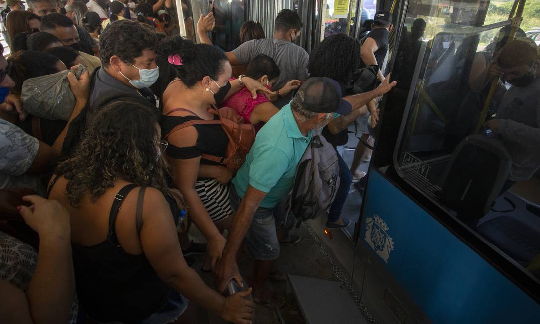 Passageiros se espremem para entrar num ônibus do BRT na parada do Mato Alto, em Guaratiba Foto: Márcia Foletto/Agência O Globo