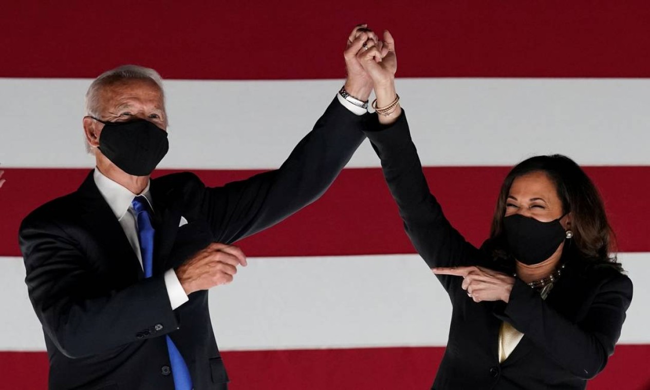 Joe Biden e Kamala Harri, sua companheira de chapa, em agosto deste ano, após a Convenção Nacional Democrata, em Milwaukee, Wisconsin Foto: KEVIN LAMARQUE / REUTERS