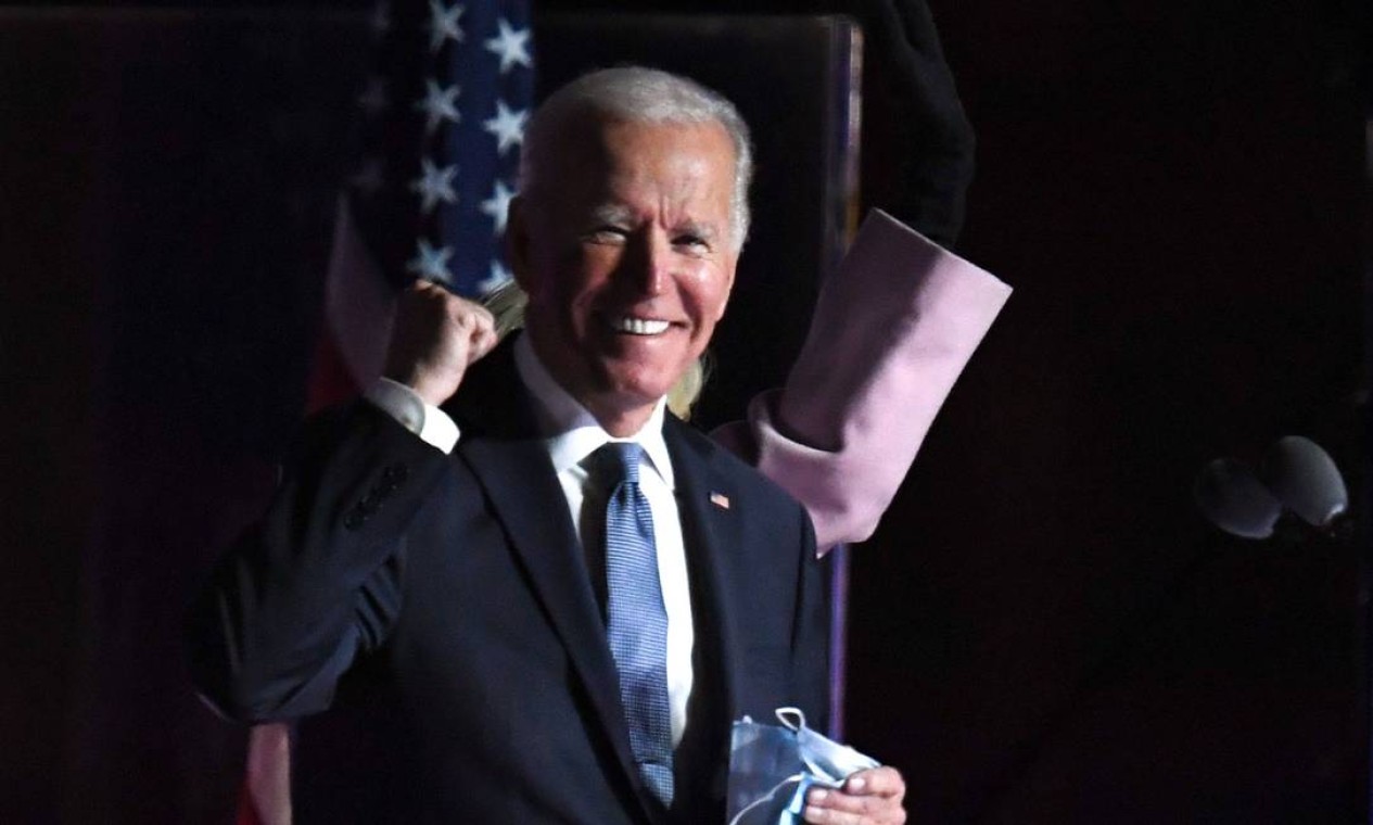 O candidato democrata à presidência Joe Biden durante discurso para apoiadores na noite da eleição, em Wilmington, Delaware Foto: ROBERTO SCHMIDT / AFP