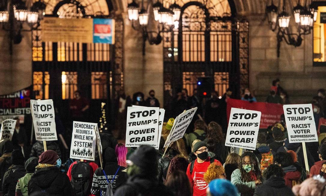 Pessoas na Copley Square na Biblioteca Pública de Boston protestam contra o sistema político e eleitoral em Massachusetts Foto: JOSEPH PREZIOSO / AFP