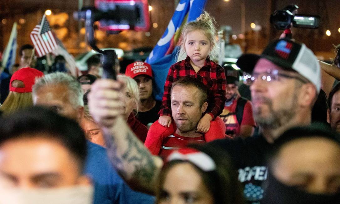 Apoiadores do presidente Donald Trump se reúnem para protestar contra os resultados das eleições no escritório do Departamento de Eleições do condado de Maricopa em Phoenix, Arizona.  A campanha do presidente Donald Trump disse que contestaria legalmente e exigiria recontagem em estados-chave. Foto: Courtney Pedroza / AFP