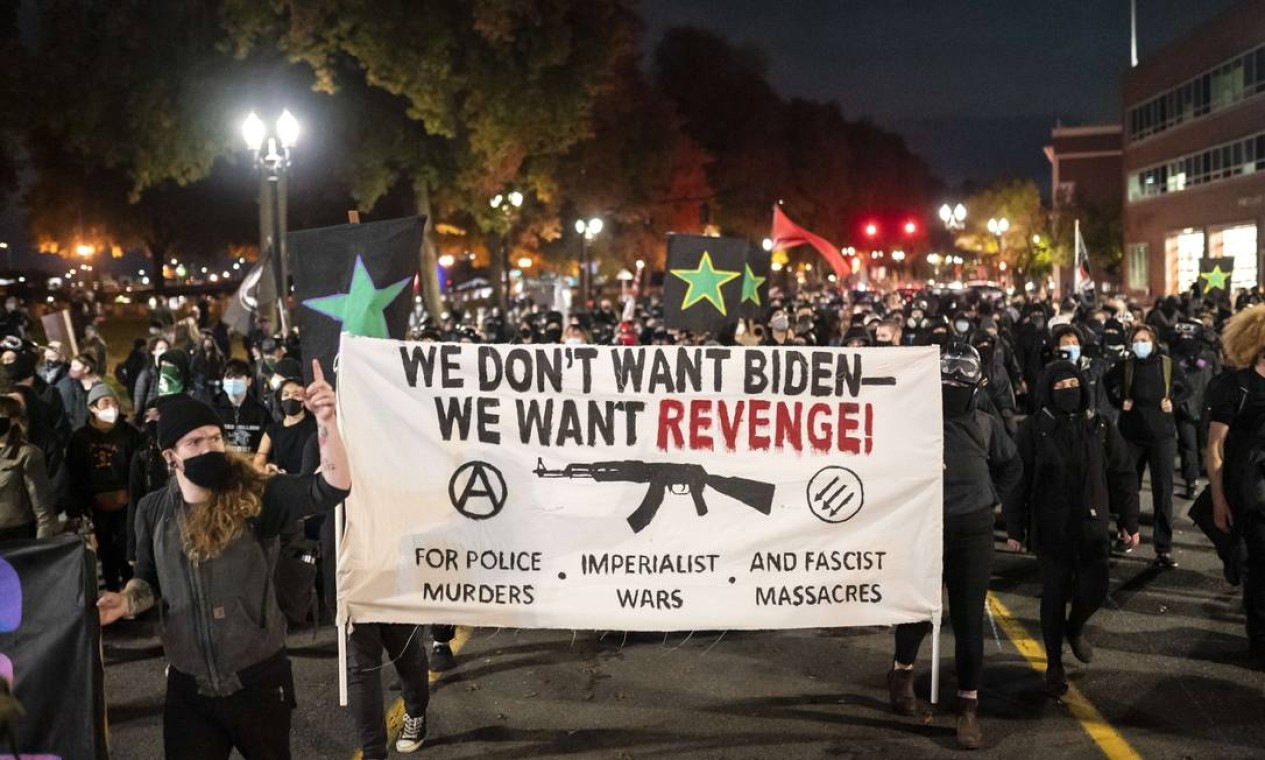 "Não queremos Biden, nós quaremos vingança!" diz o cartaz em Portland, Oregon Foto: Nathan Howard / AFP