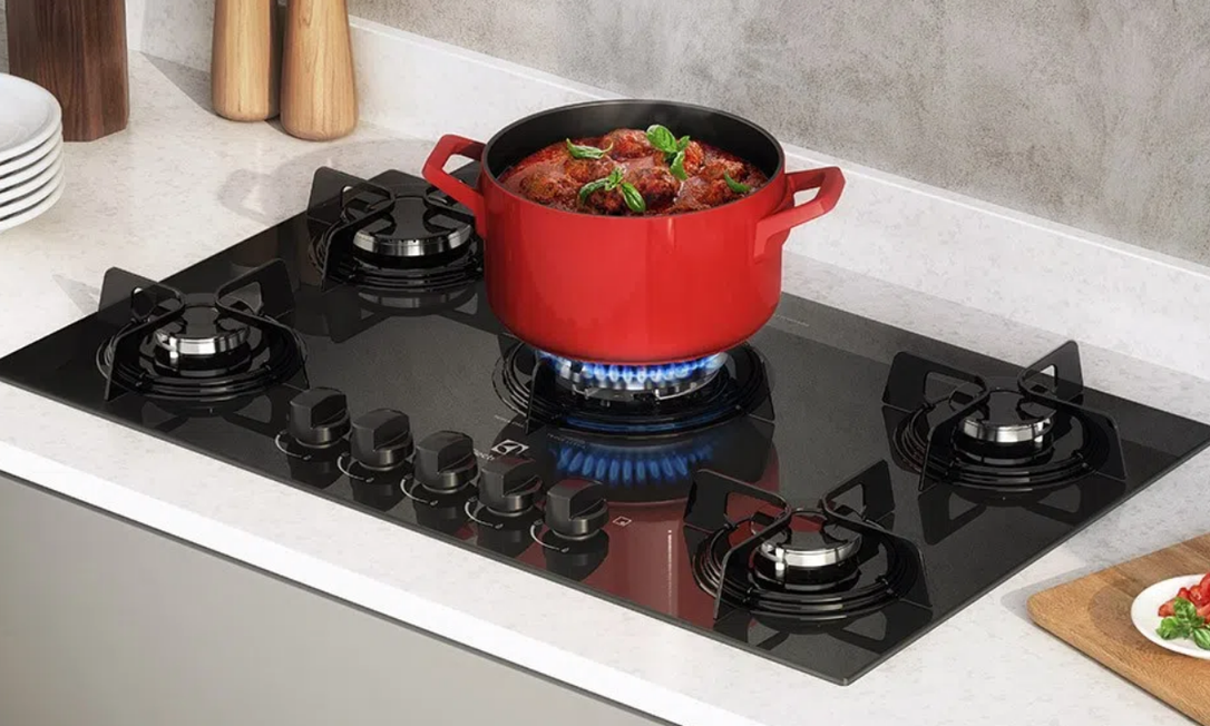 Cooktops são ideais para cozinhas com móveis planejados ou para instalar na pedra da pia Foto: Reprodução/Electrolux