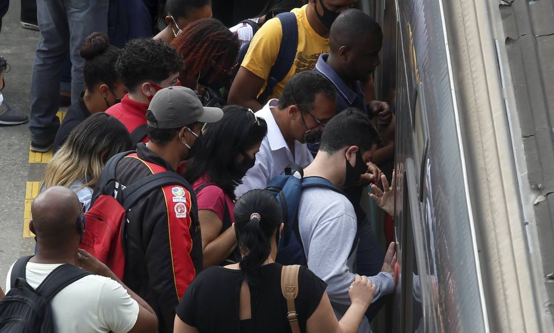 Supervia aumenta intervalo entre trens e causa aglomerações Foto: FABIANO ROCHA / Agência O Globo
