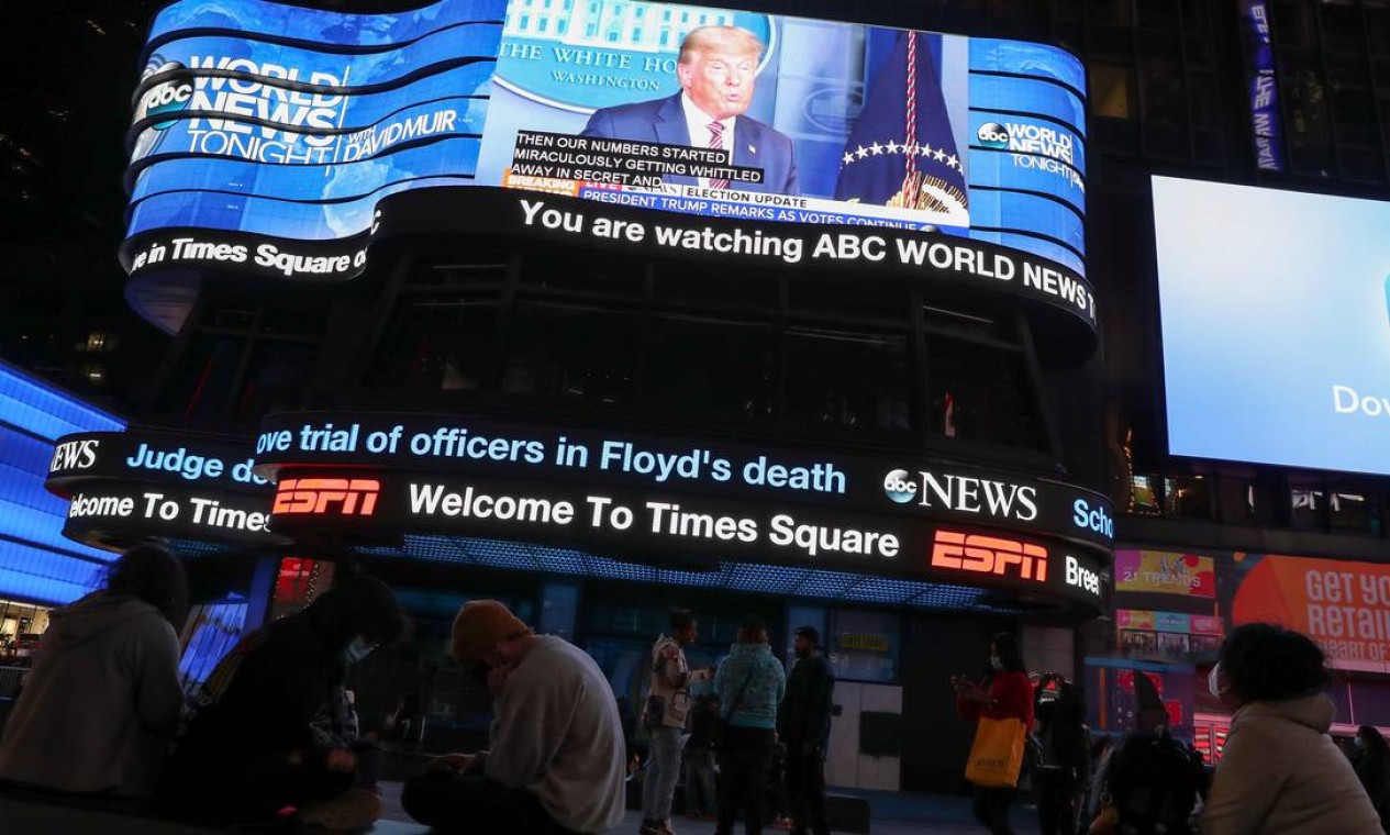Pronunciamento do presidente Donald Trump, feito na noite desta quinta, é transmitido em uma tela na Times Square, na cidade de Nova York Foto: CAITLIN OCHS / REUTERS
