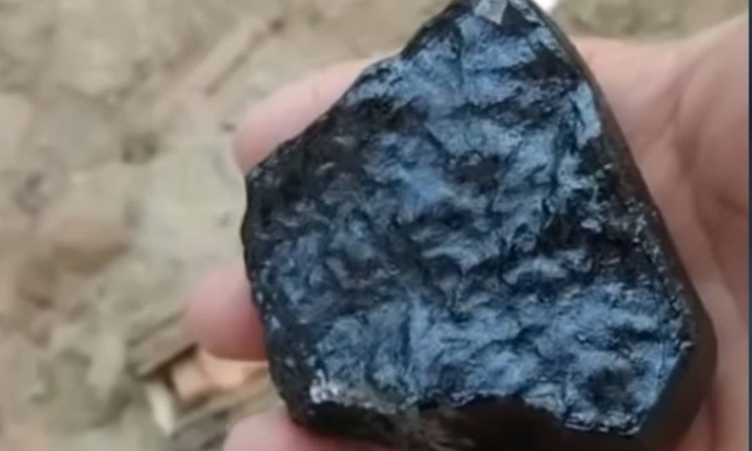Fragmento do meteorito pesa cerca de 400g Foto: Reprodução