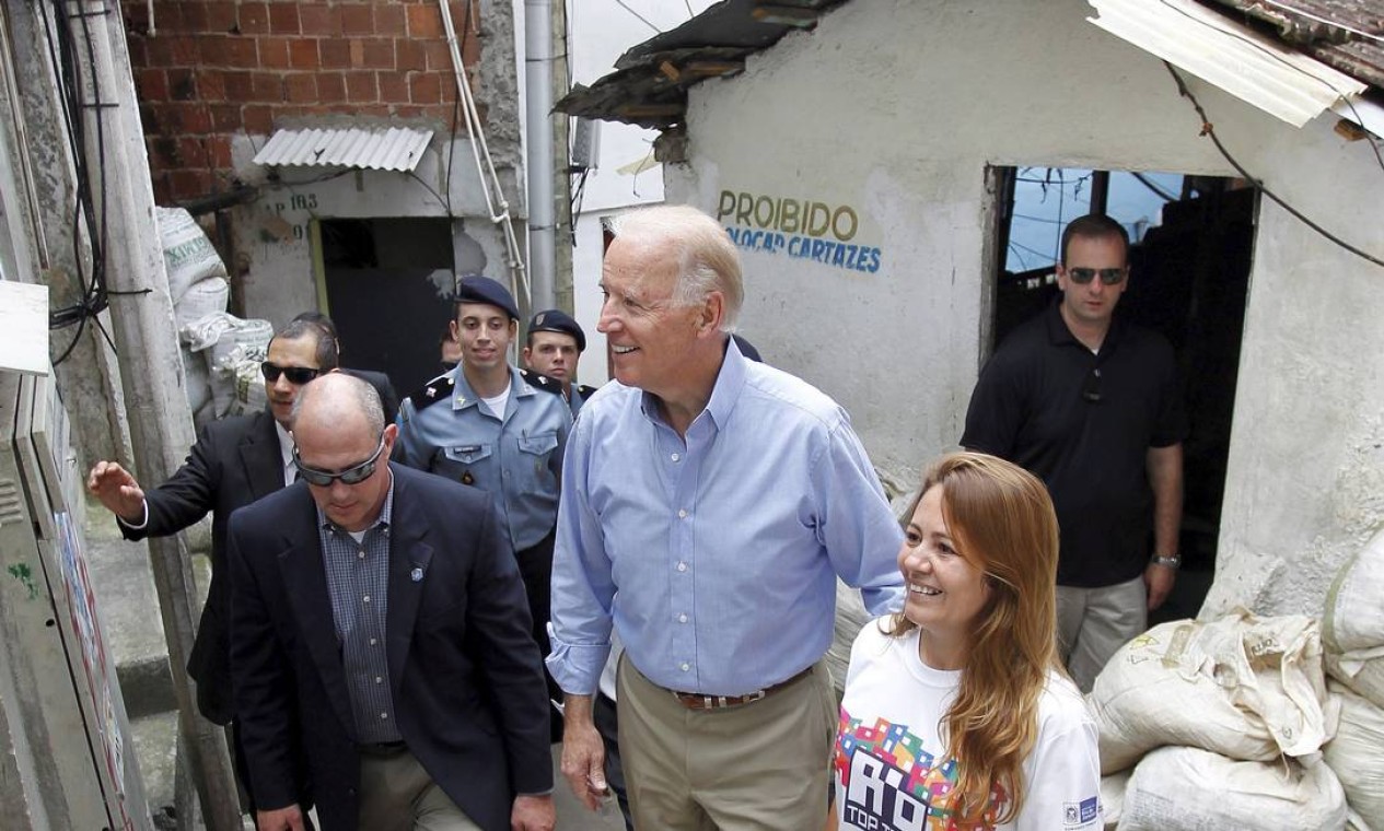 Cercado por seguranças, o vice-presidente americano sobe o Dona Marta Foto: Ivo Gonzalez / Agência O Globo