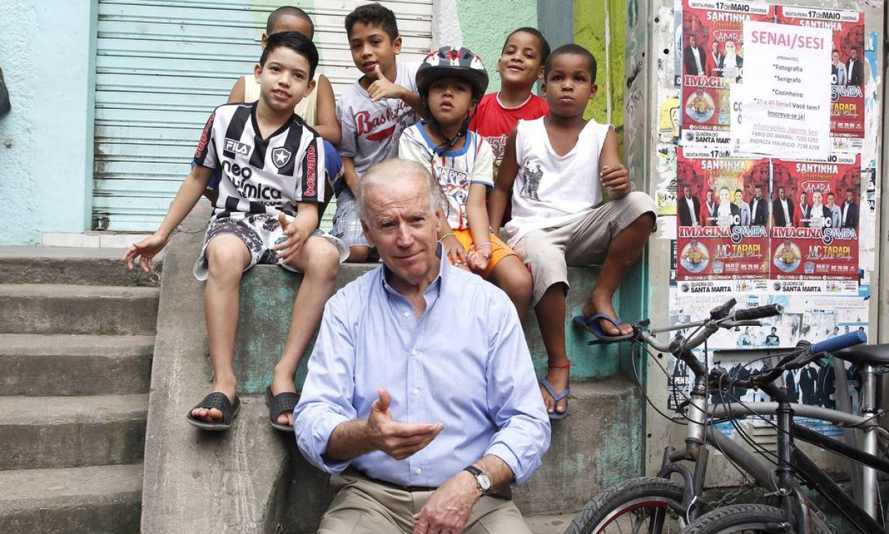 Joe Biden com crianças na favela do Morro Dona Marta Foto: Ivo Gonzalez / Agência O Globo