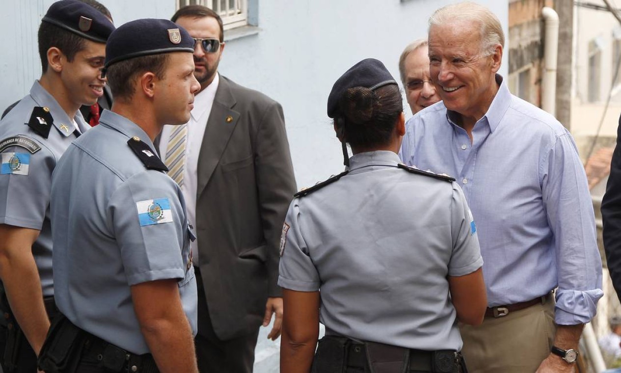 O vice-presidente dos Estados Unidos conversa com policiais da UPP Foto: Ivo Gonzalez / Agência O Globo