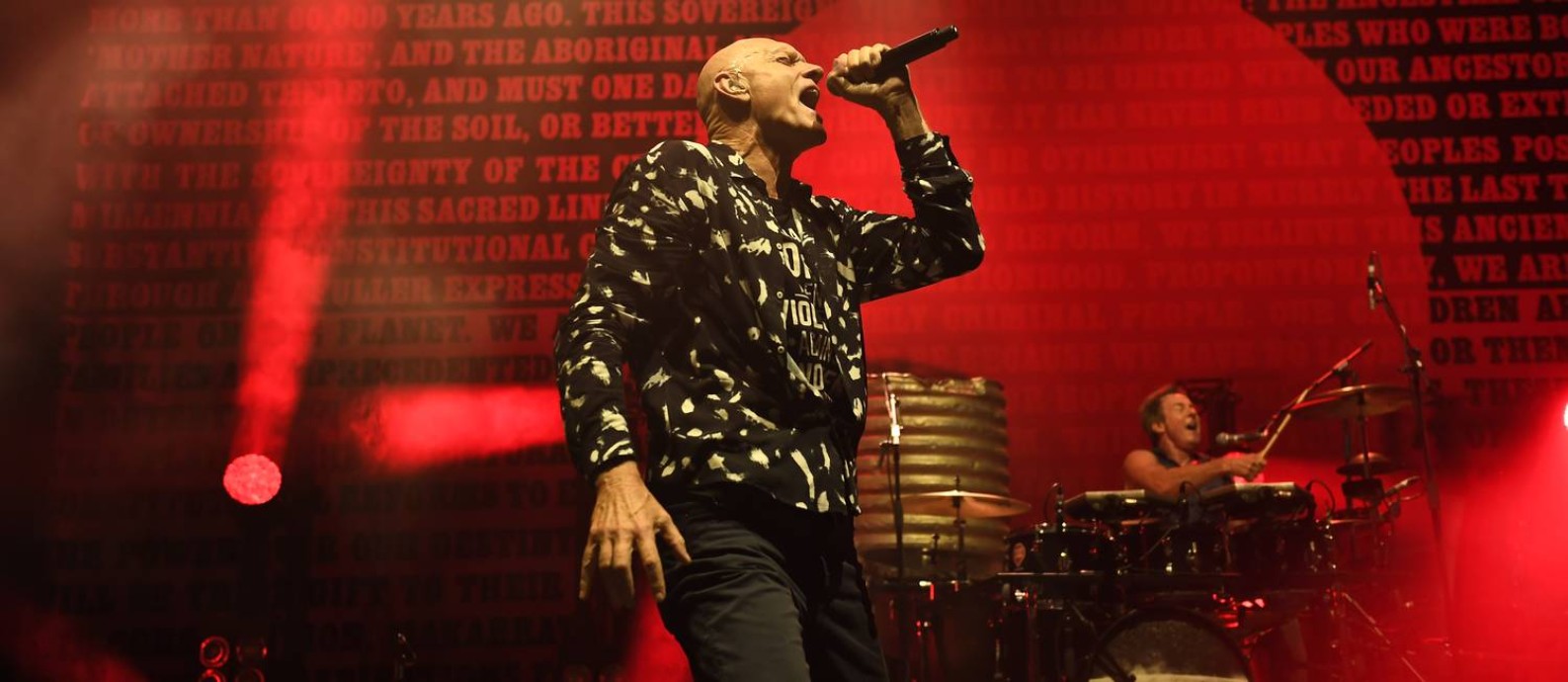 O vocalista Peter Garrett à frente do grupo australiano Midnight Oil Foto: Awais Butt / Divulgação