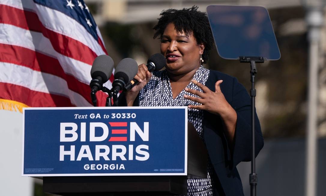 Stacey Abrams participa de um comício democrata em Atlanta, Geórgia Foto: ELIJAH NOUVELAGE / AFP/02-11-2020