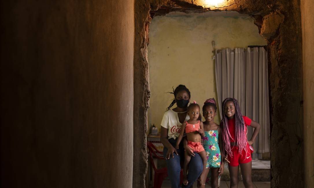 Suellen Pires, de 28 anos, vive com as três filhas na Vila Kennedy, Zona Oeste do Rio Foto: Gabriel Monteiro / Agência O Globo