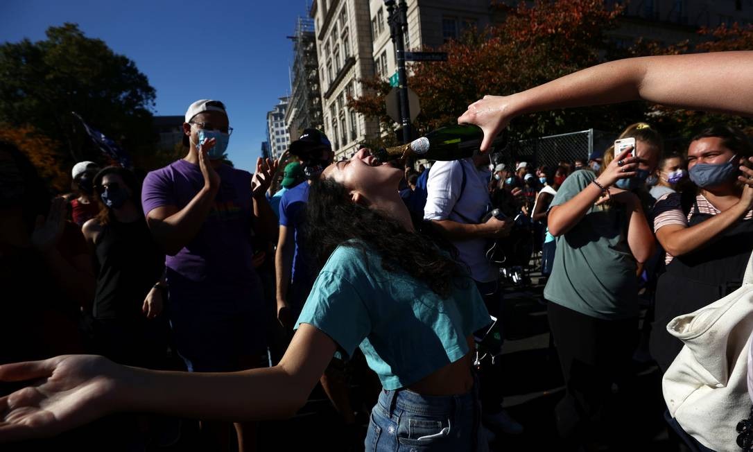 Joe Biden supporters celebrate at Black Lives Matter Plaza in Washington after the announcement of the Democrat's victory this Saturday Photo: HANNAH MCKAY / REUTERS