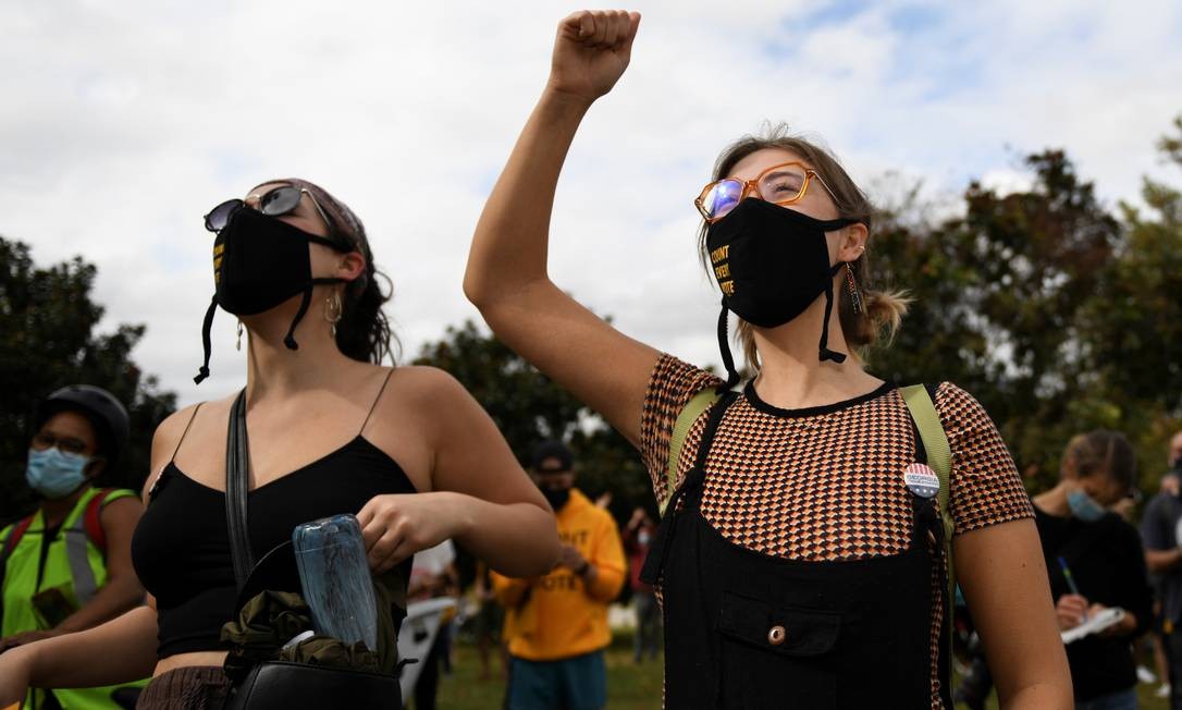 In Atlanta, Georgia, women celebrate Biden's victory in the electoral contest, whose vote count has been extended since last Tuesday, official election day Photo: BRANDON BELL / REUTERS