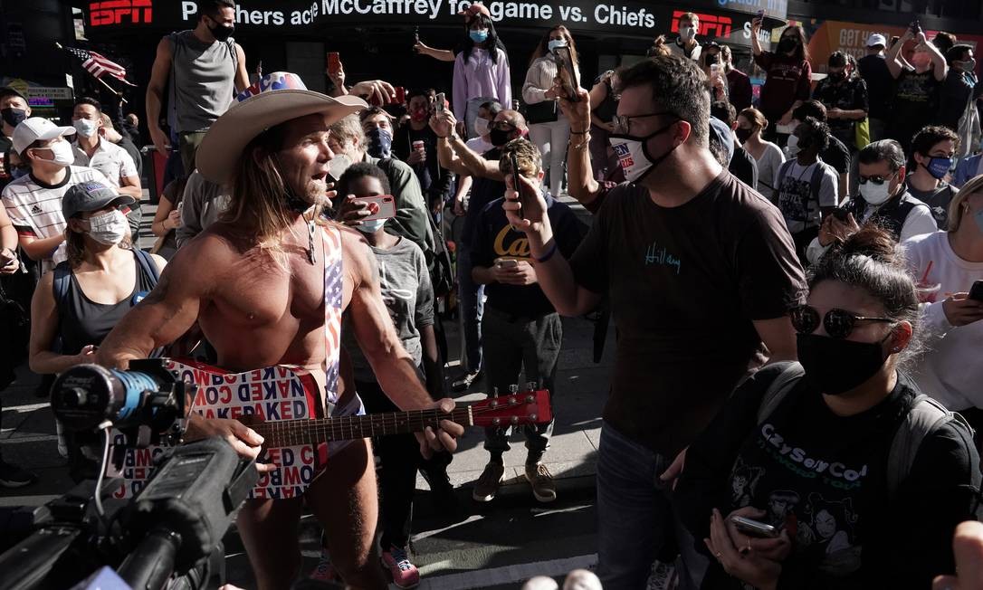 Commemoration of Biden supporters near the Naked Cowboy in Times Square, New York.  Former vice president of Barack Obama and a veteran of politics, Democrat Joe Biden was elected the 46th president of the United States this Saturday afternoon.  Photo: CARLO ALLEGRI / REUTERS