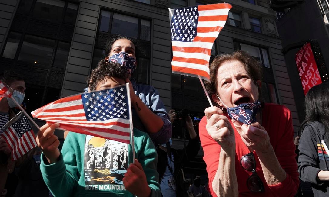 People celebrate the victory of the Democrat in Times Square in New York.  Biden was declared victorious after securing his advantage in the state of Pennsylvania, adding 273 votes to the Electoral College Photo: CARLO ALLEGRI / REUTERS