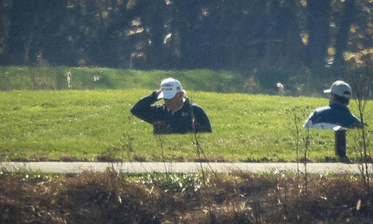 O presidente dos EUA, Donald Trump, joga golfe no Trump National Golf Club, em Sterling, no estado da Virgínia, logo após o anúncio da vitória do seu adversário, o democrata Joe Biden, segundo projeções de diferentes veículos da imprensa americana Foto: Al Drago / AFP