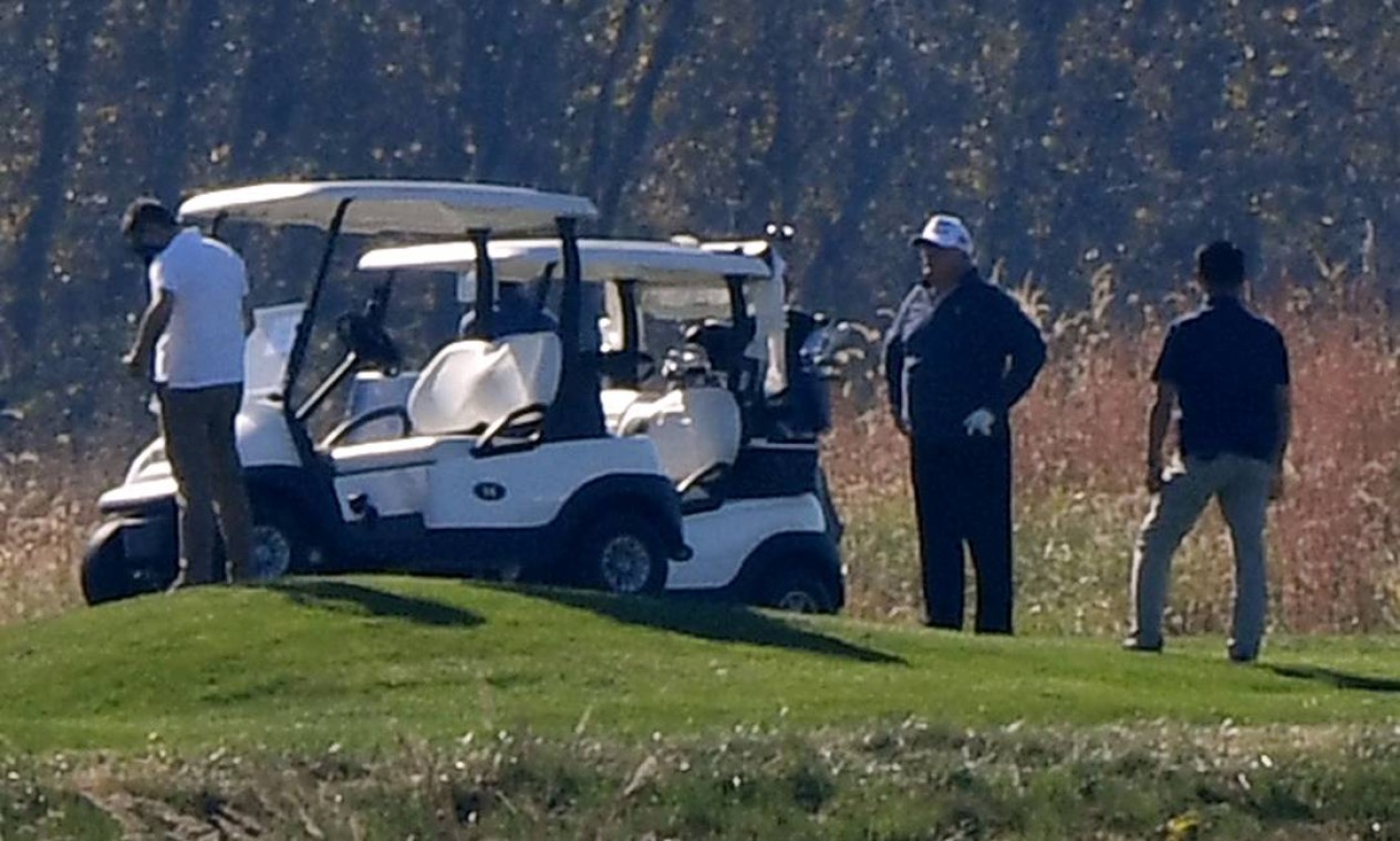 Donald Trump (2º R) joga golfe no Trump National Golf Club. O republicano, em seus quatro anos na Presidência, deixou clara sua afeição pelo esporte: segundo o site Trump Golf Count, foram 283 visitas a campos de golfe Foto: OLIVIER DOULIERY / AFP