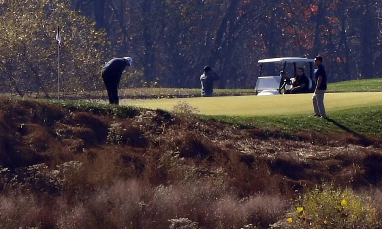 Depois da derrota para Joe Biden, Donald Trump joga golfe em um campo na Virgínia Foto: OLIVIER DOULIERY / AFP