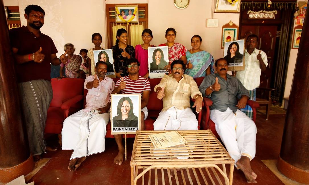 Uma família indiana posa para uma foto enquanto torce pela vitória de Kamala Harris em Binjanadu, perto do vilarejo de Thulasindrapuram, onde o avô materno de Harris nasceu e foi criado em Tamil Nadu, no sul da Índia. Foto: P. RAVIKUMAR / Reuters