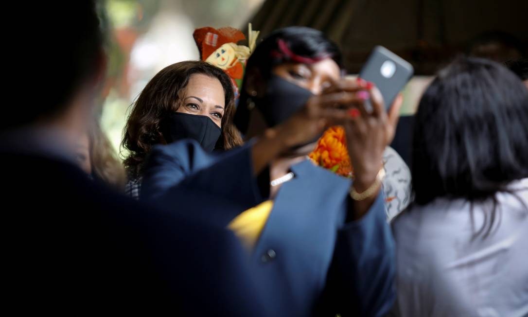 A senadora Kamala Harris, uma companheira de chapa, posa para uma selfie com seus apoiadores durante um evento em Fort Lauderdale, Flórida, em 31 de outubro.  Harris nasceu em 20 de outubro de 1964, em Oakland, Califórnia, naquela época o núcleo dos direitos civis e do ativismo anti-guerra. Foto: Marco Bello / Reuters