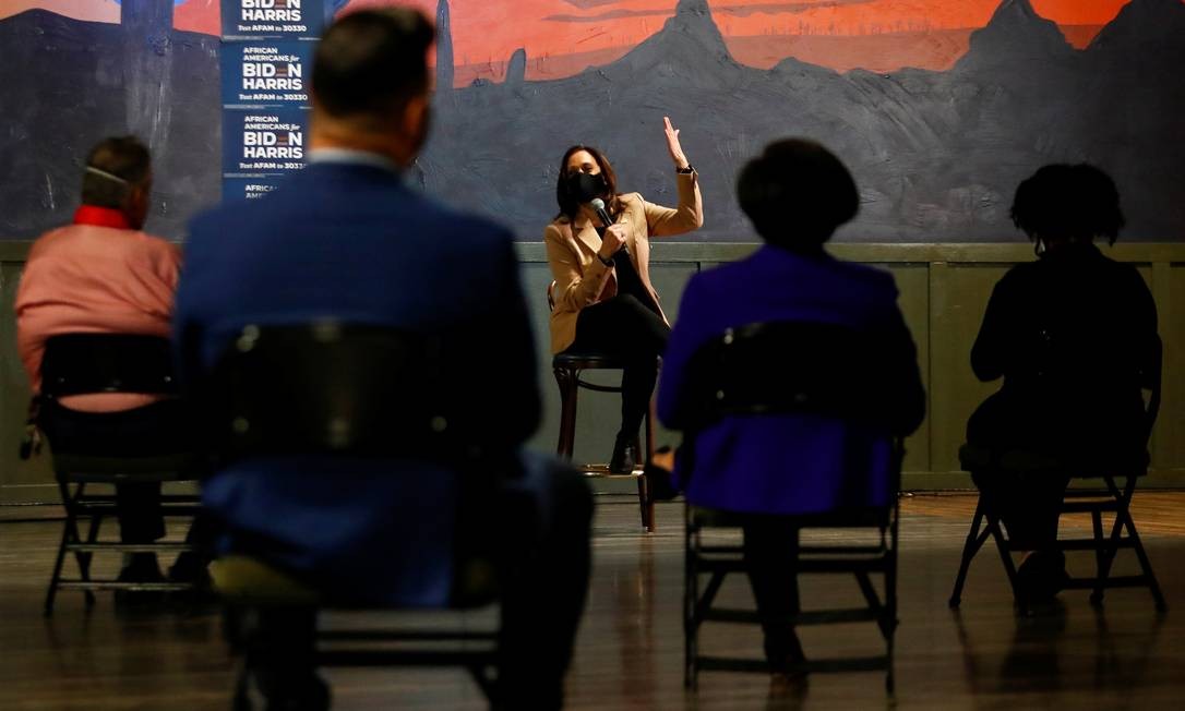Harris fala aos apoiadores durante seu evento de campanha em Phoenix, Arizona, em 28 de outubro.  Foto: EDGARD GARRIDO / REUTERS