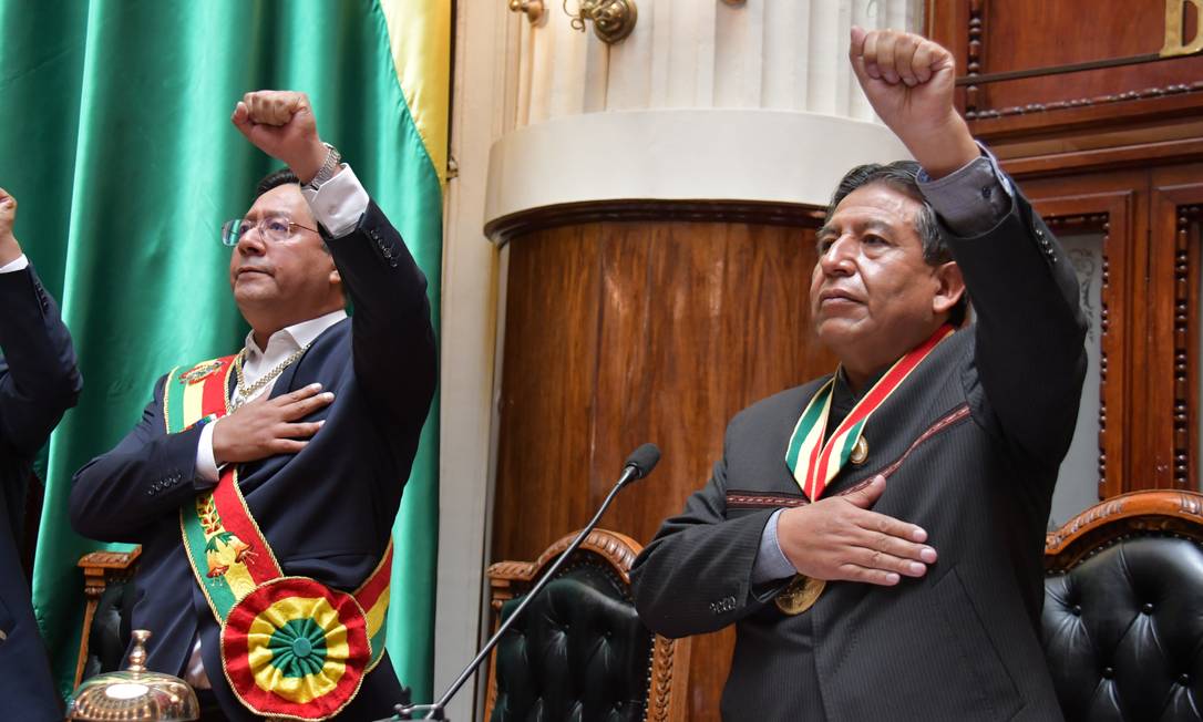 Luis Arce (à esquerda) e o vice-presidente David Choquehuanca prestam juramento em La Paz Foto: BOLIVIAN PRESIDENCY / via REUTERS