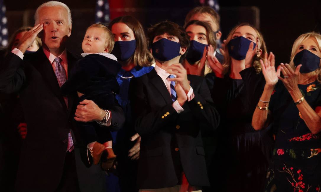 Biden com a família na comemoração da vitória em Wilmington, Delaware, onde ele mora, na noite de sábado Foto: JONATHAN ERNST / REUTERS