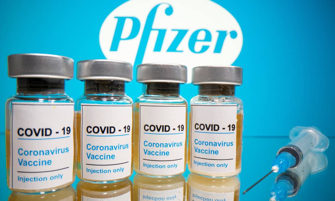 Frascos da vacina em estudo da farmacêutica americana Pfizer Foto: DADO RUVIC / REUTERS