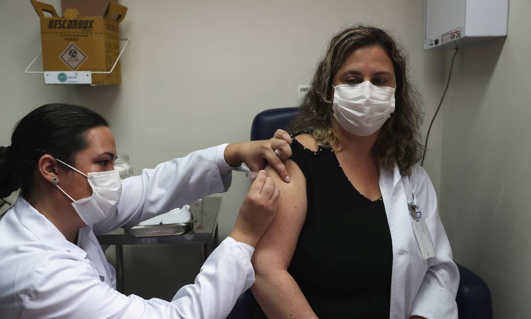 Enfermeira administra vacina da Sinovac contra Covid em voluntária em São Paulo Foto: AMANDA PEROBELLI / Reuters