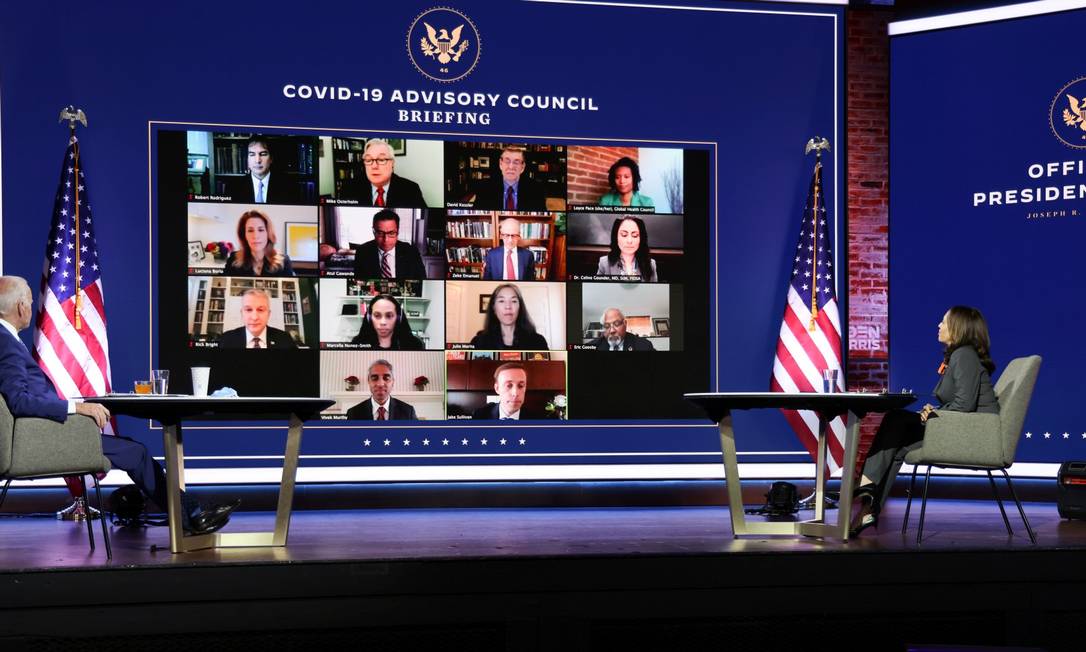 Presidente eleito Joe Biden e vice-presidente eleita Kamala Harris participam de briefing com integrantes da força-tarefa para combater a Covid-19 Foto: JONATHAN ERNST / REUTERS