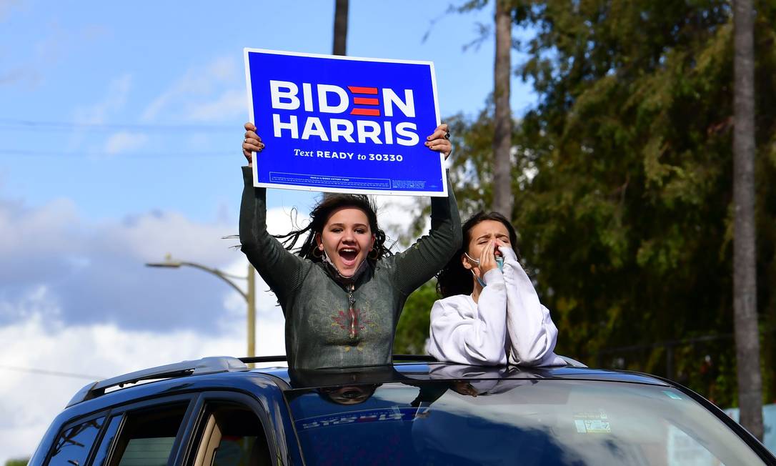 Jovens apoiadoras comemoram a vitória de Biden nas eleições de 2020 Foto: FREDERIC J. BROWN / AFP/07-11-2020