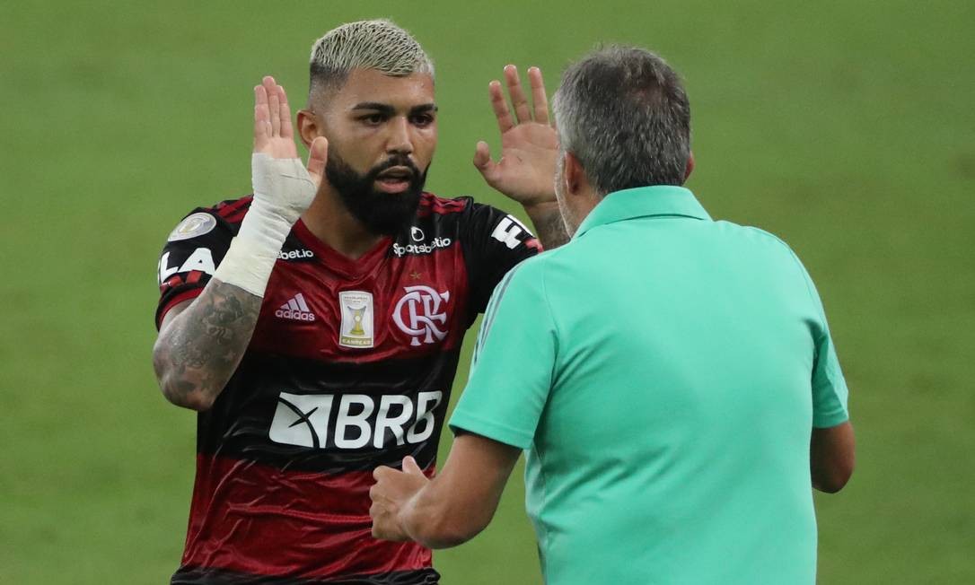 Atacante Gabigol comemora gol com o técnico Domènec Torrent, no empate em 1 a 1 com o Grêmio, no Maracanã Foto: Sergio Moraes / Reuters