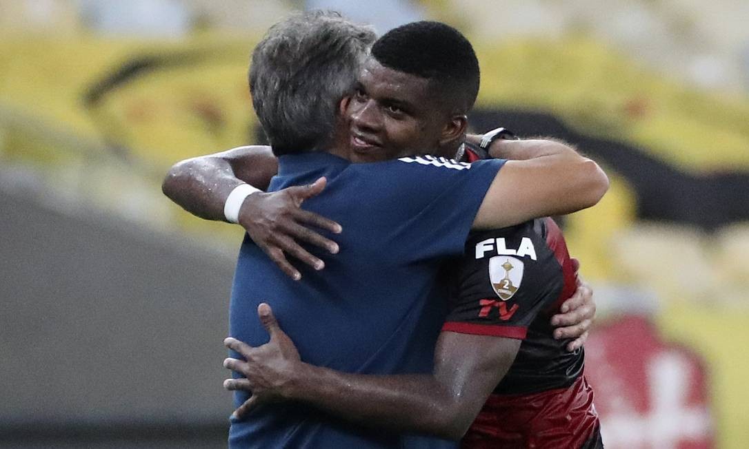 Domènec Torrent abraça o atacante Lincon em partida válida pela Copa Libertadores, em Macacanã Foto: SERGIO MORAES / AFP