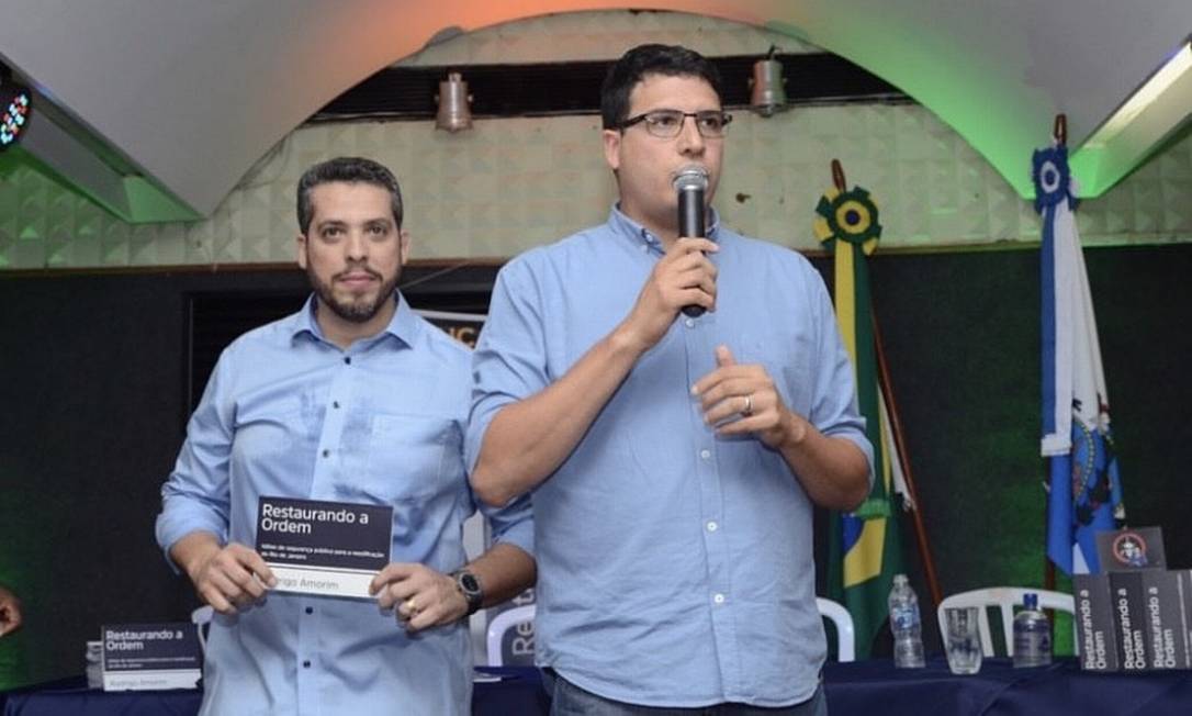 No lançamento de seu livro, o deputado estadual Rodrigo Amorim (PSL-RJ) pediu votos para o irmão Rogério Pires Amorim (de óculos) candidato a vereador pelo município do Rio pela mesma sigla Foto: Divulgação