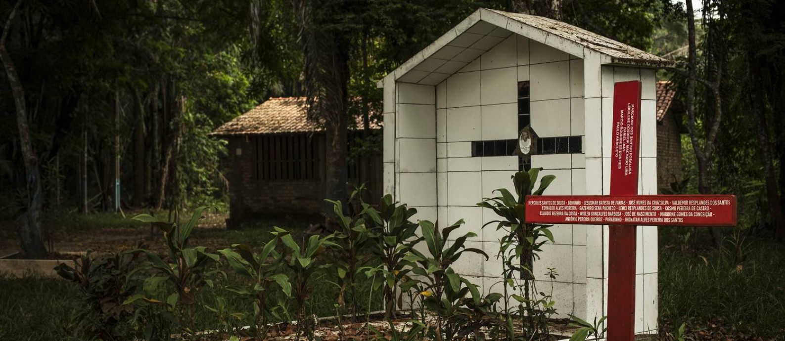 Uma cruz com nomes de vítimas de conflitos agrários em Anapu, no Pará, foi erguida ao lado do túmulo da missionária Dorothy Stang: série de crimes vinculados a disputas Foto: Guito Moreto / Agência O Globo