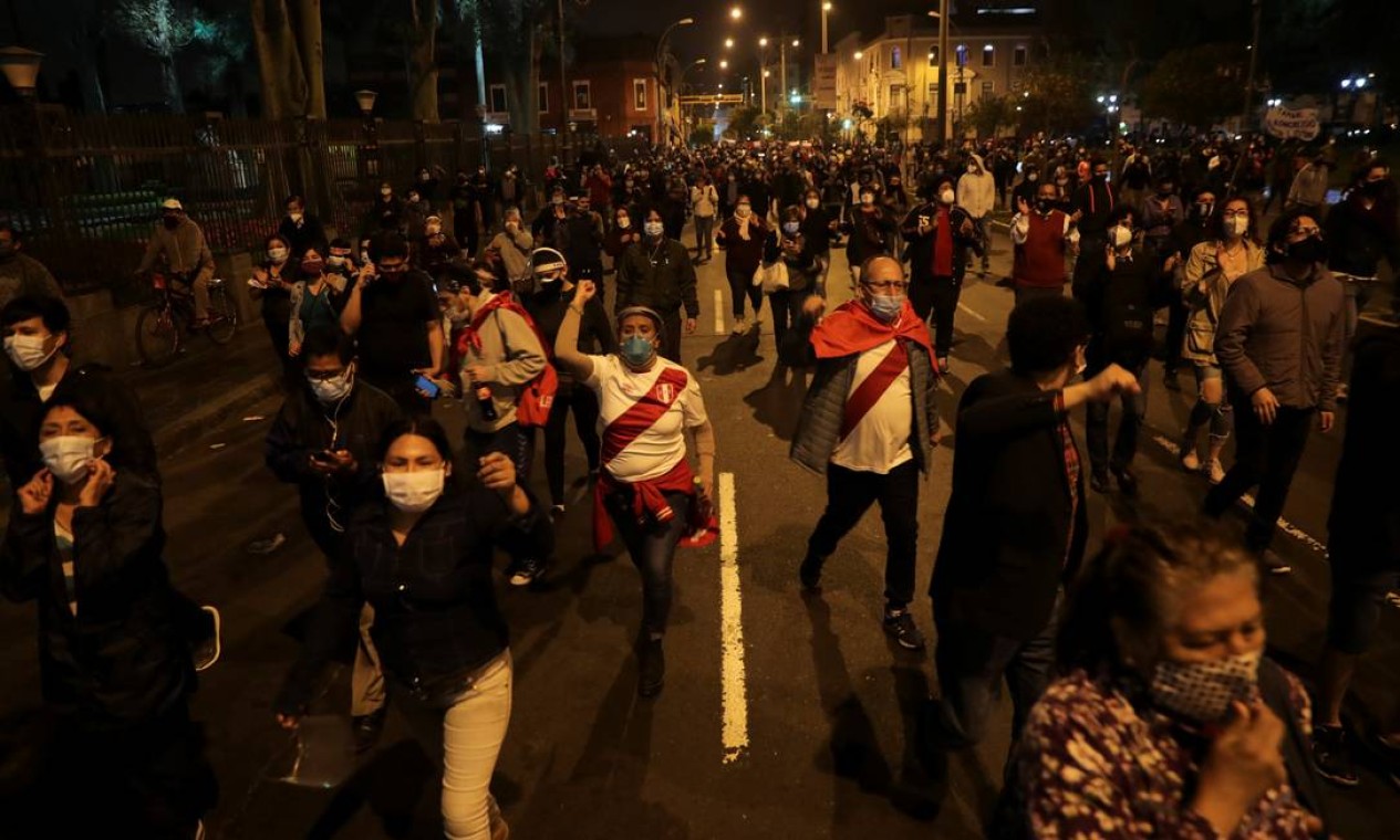 A votação, que terminou na noite de segunda-feira, levou milhares de pessoas a protestar nas ruas da capital Lima Foto: SEBASTIAN CASTANEDA / REUTERS