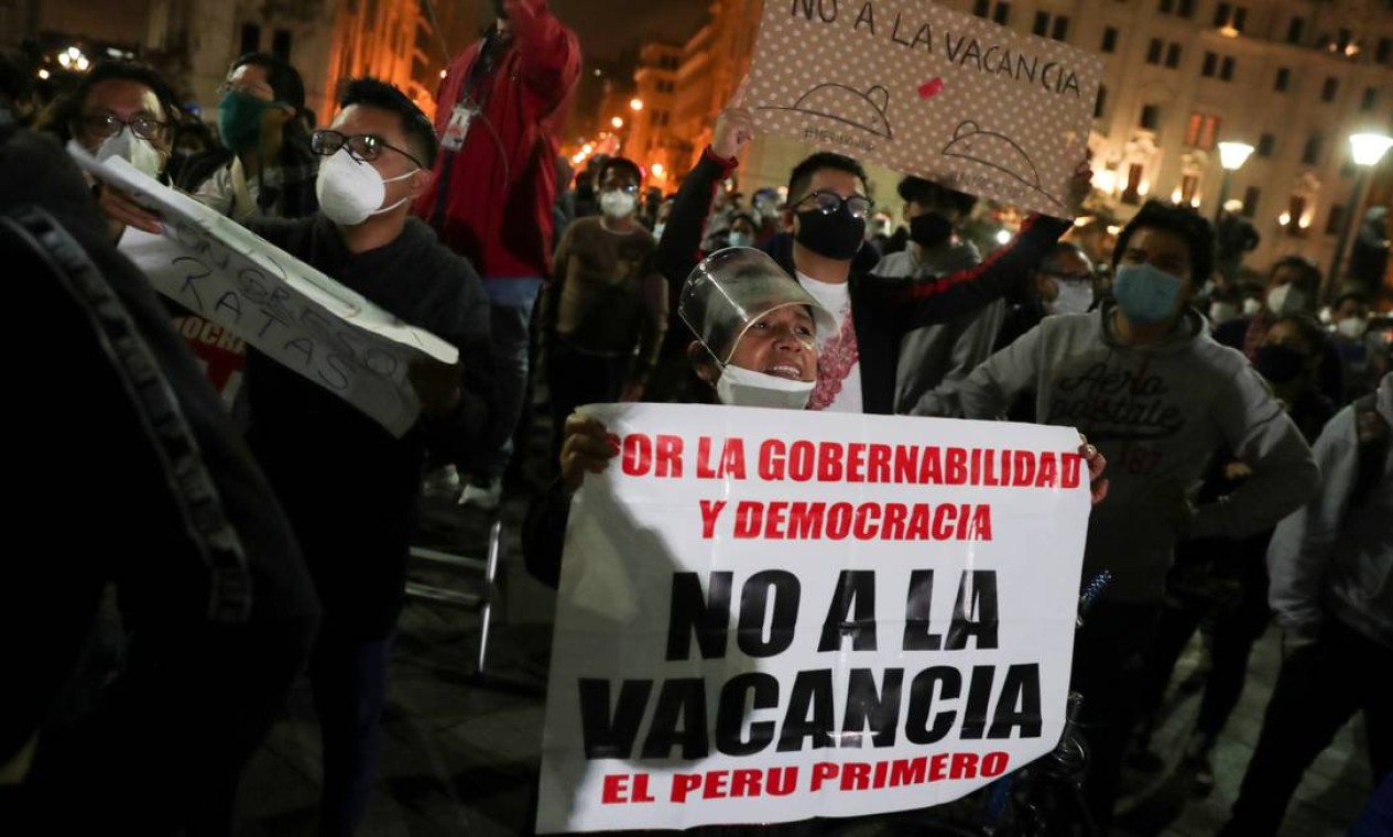 "Pela governabilidade e democracia. Não à vacância, Peru primeiro", dizo cartaz de manifestante em Lima, capital do Peru Foto: SEBASTIAN CASTANEDA / REUTERS