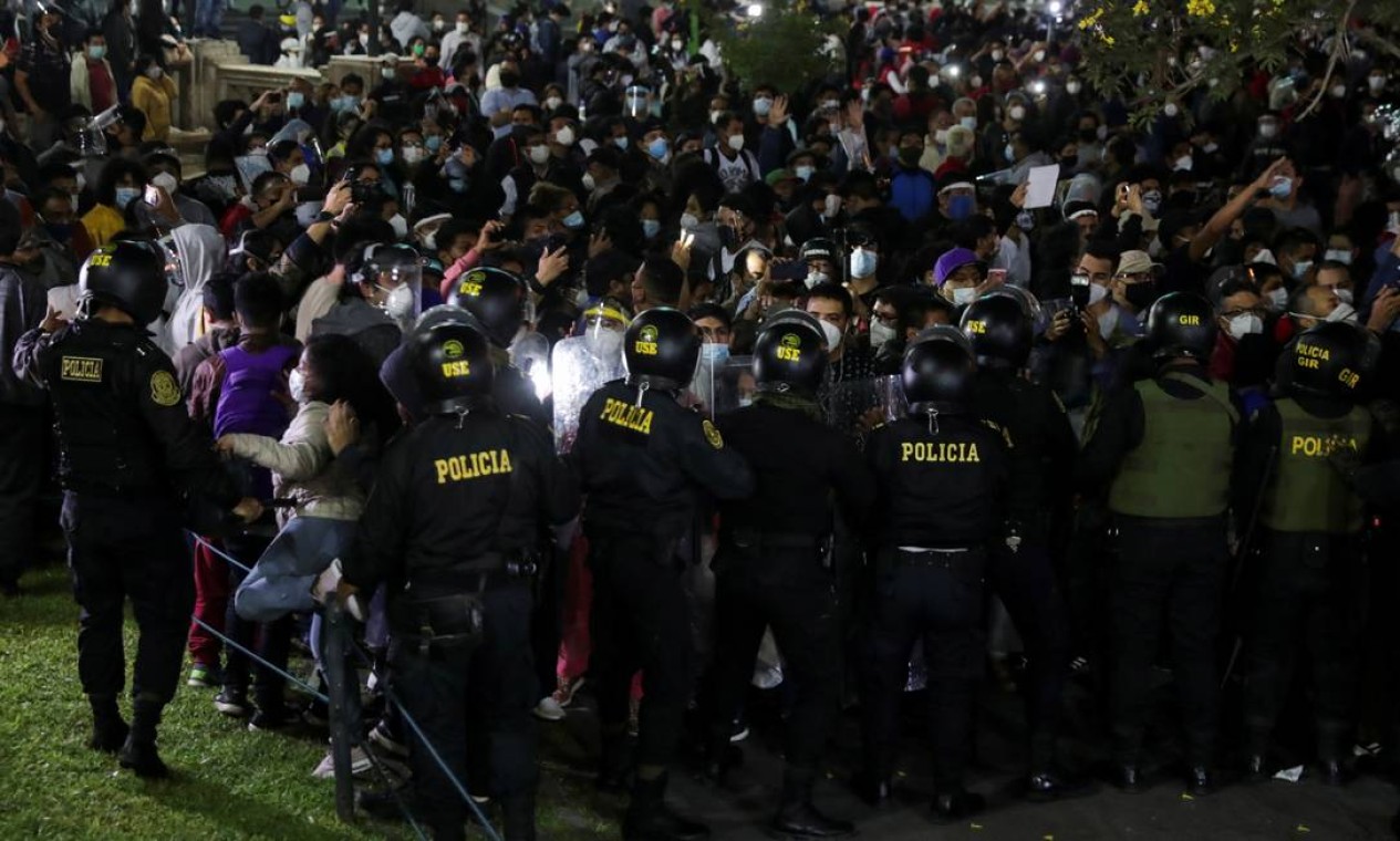 Tropa de choque contém multidão que protesta contra o afastamento do presidente Foto: SEBASTIAN CASTANEDA / REUTERS