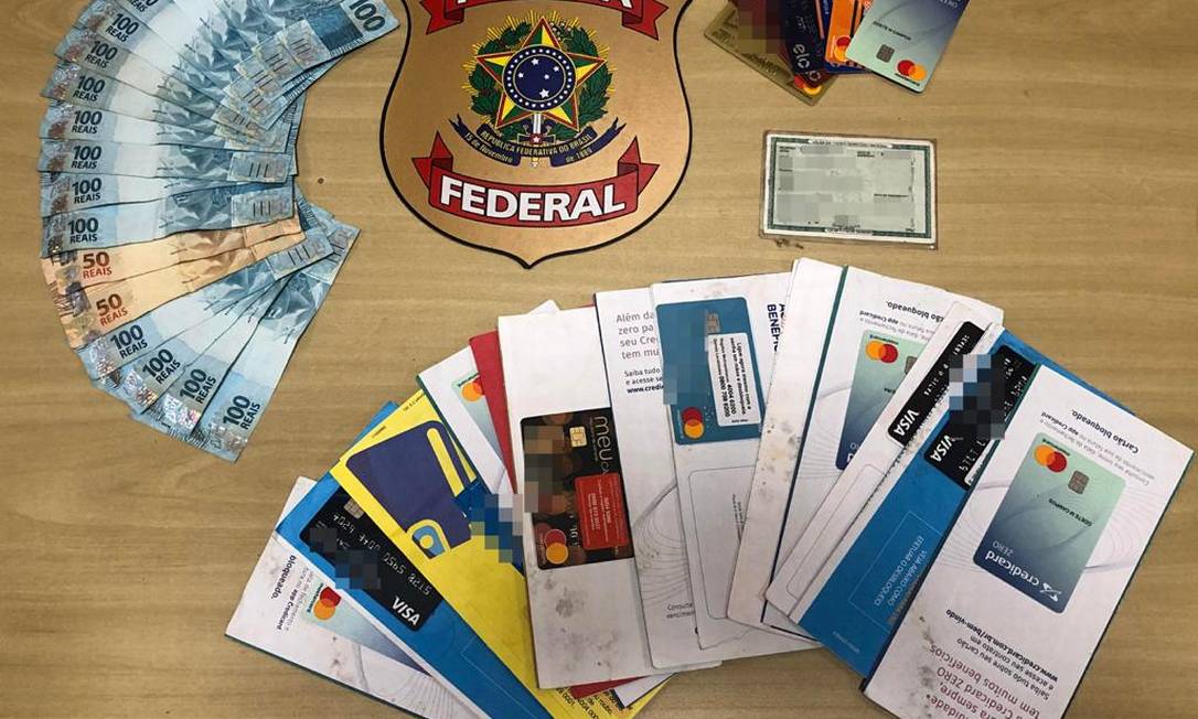 Notas falsas, documentos, cartões e outro objetos falsificados recolhidos pela PF na Operação Zero Lastro Foto: Divulgação/Polícia Federal