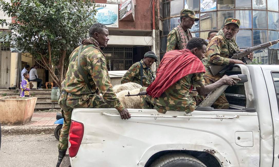 Membros de milícias da região de Amhara, aliadas do governo federal, na Etiópia Foto: Eduardo Soteras / AFP