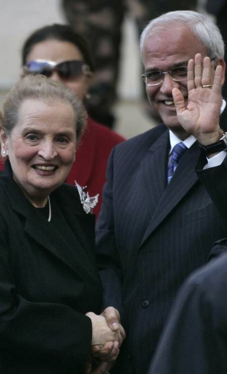 A a ex-secretária de Estado dos EUA Madeleine Albright é recebida pelo negociador de paz palestino Saeb Erekat, na Cisjordânia, em 2007 Foto: ABBAS MOMANI / AFP - 06/12/2007